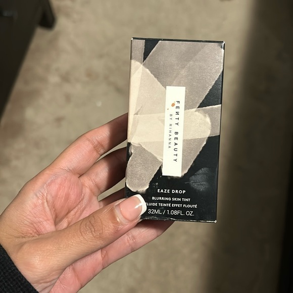 FENTY BEAUTY Ease drop skin blurring tint - Picture 2 of 3